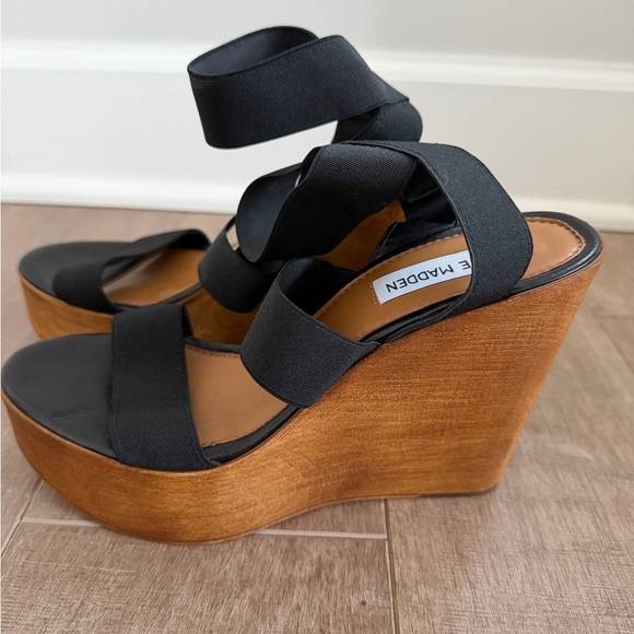 Steve Madden Black and Tan Wedge Sandals - Picture 4 of 8